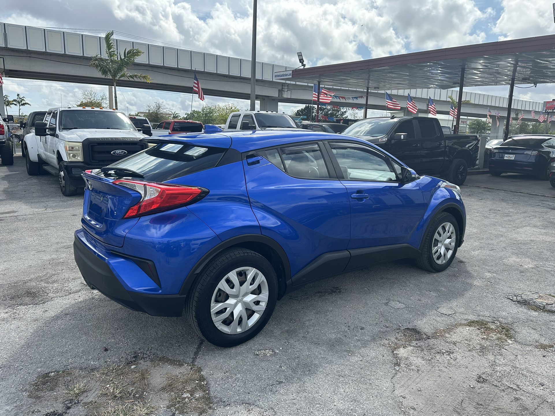 used 2020 Toyota c-hr - front view 3