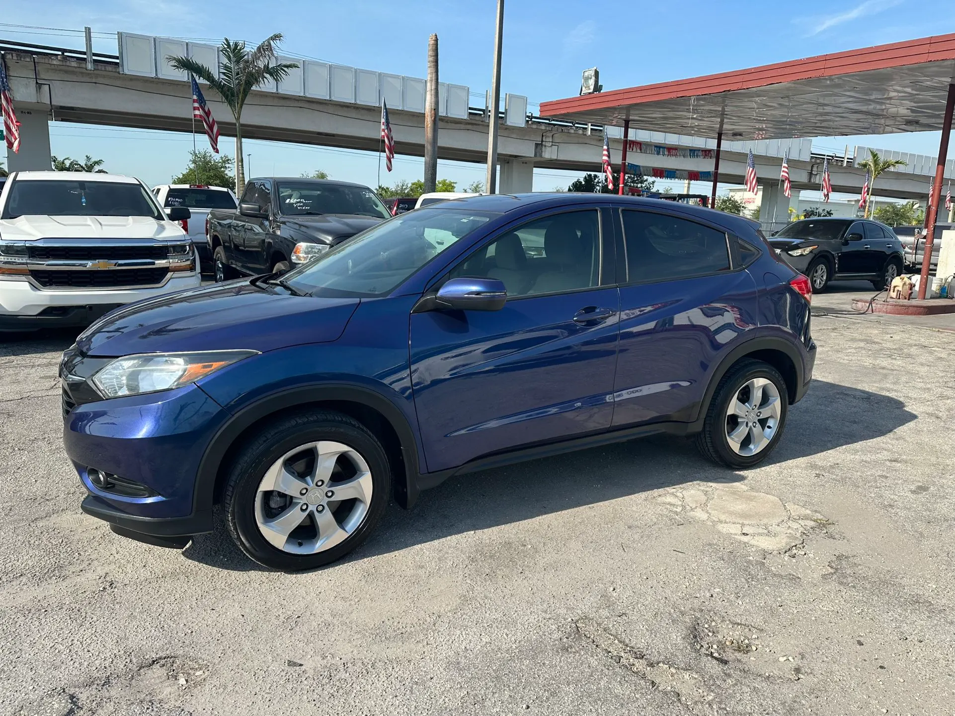 used 2016 Honda Hr-v - front view 3