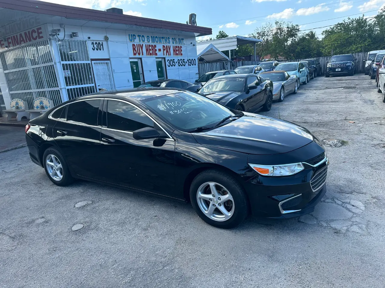 used 2017 Chevrolet Malibu - front view 1