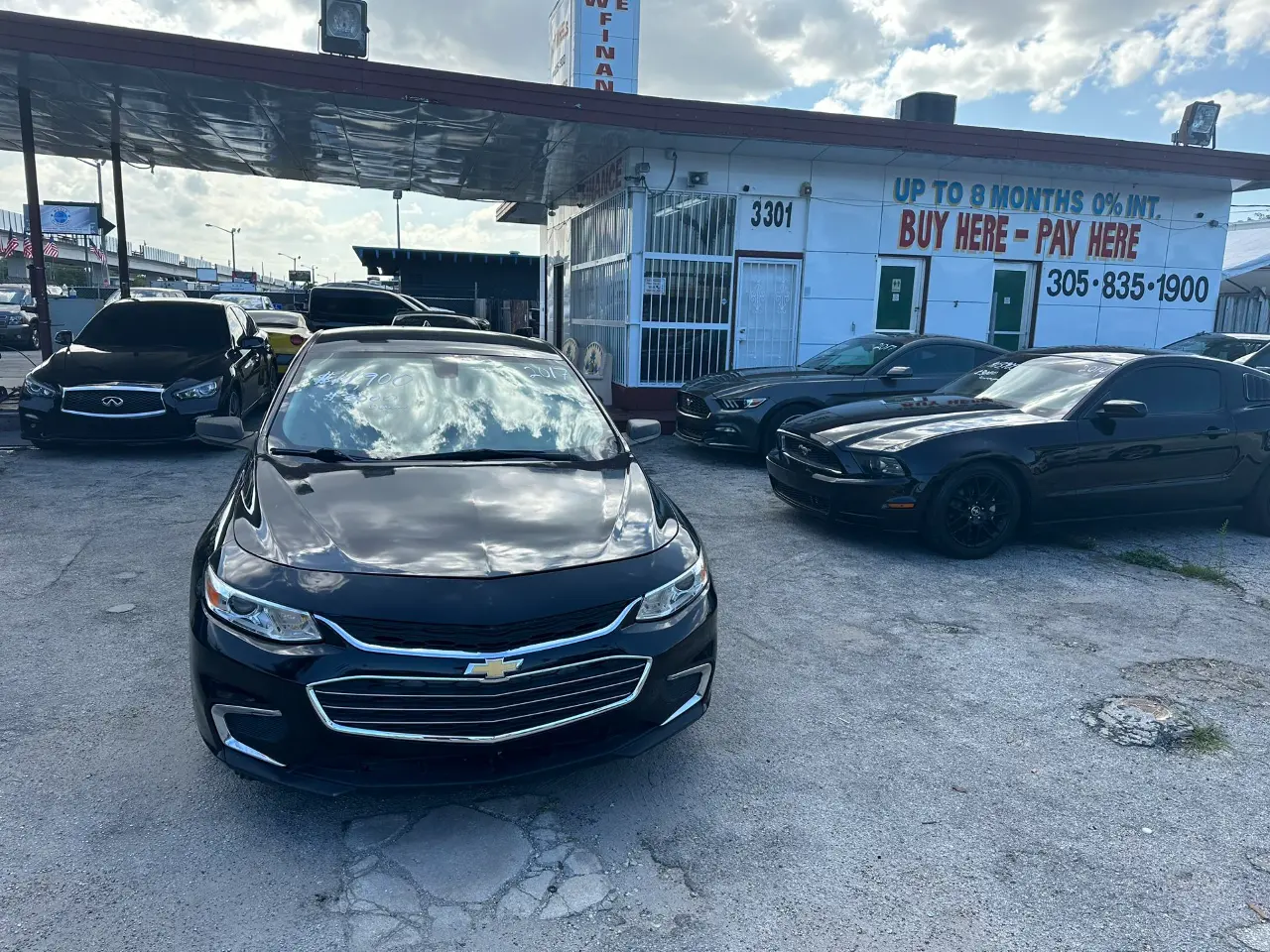 used 2017 Chevrolet Malibu - front view 2