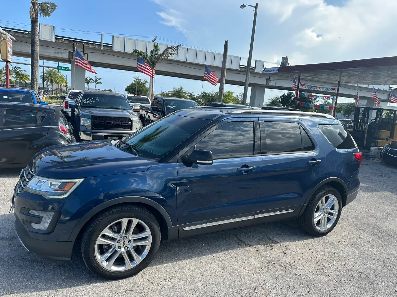 used 2017 Ford Explorer - front view 3