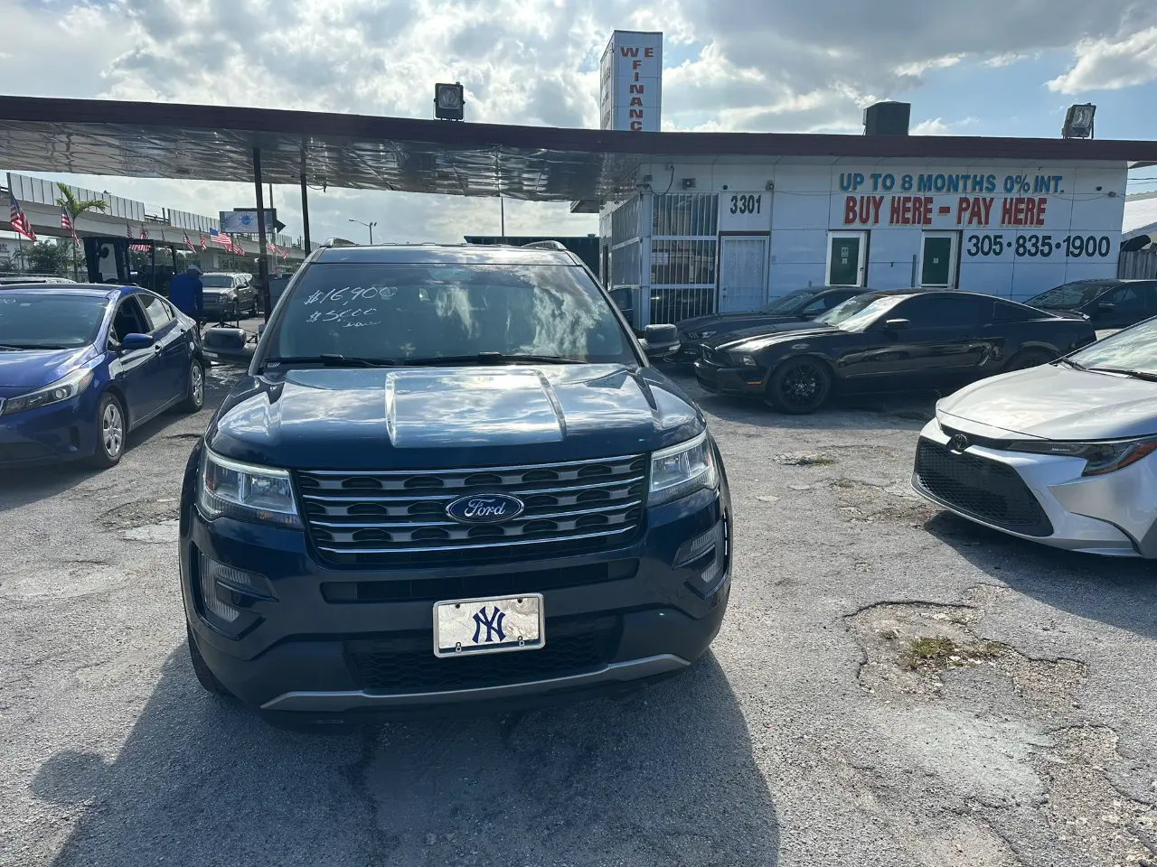 used 2017 Ford Explorer - front view 2