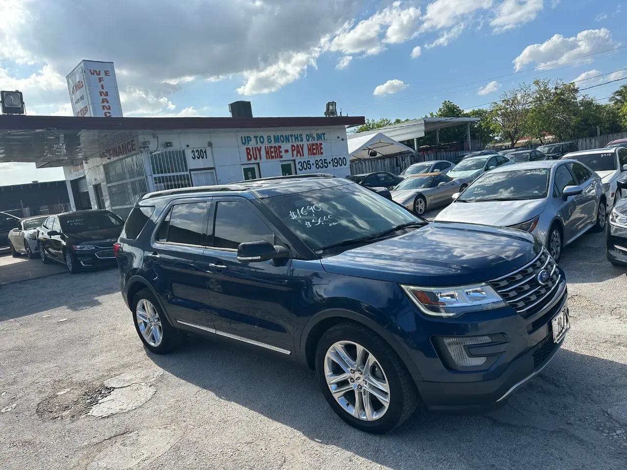used 2017 Ford Explorer - front view 1