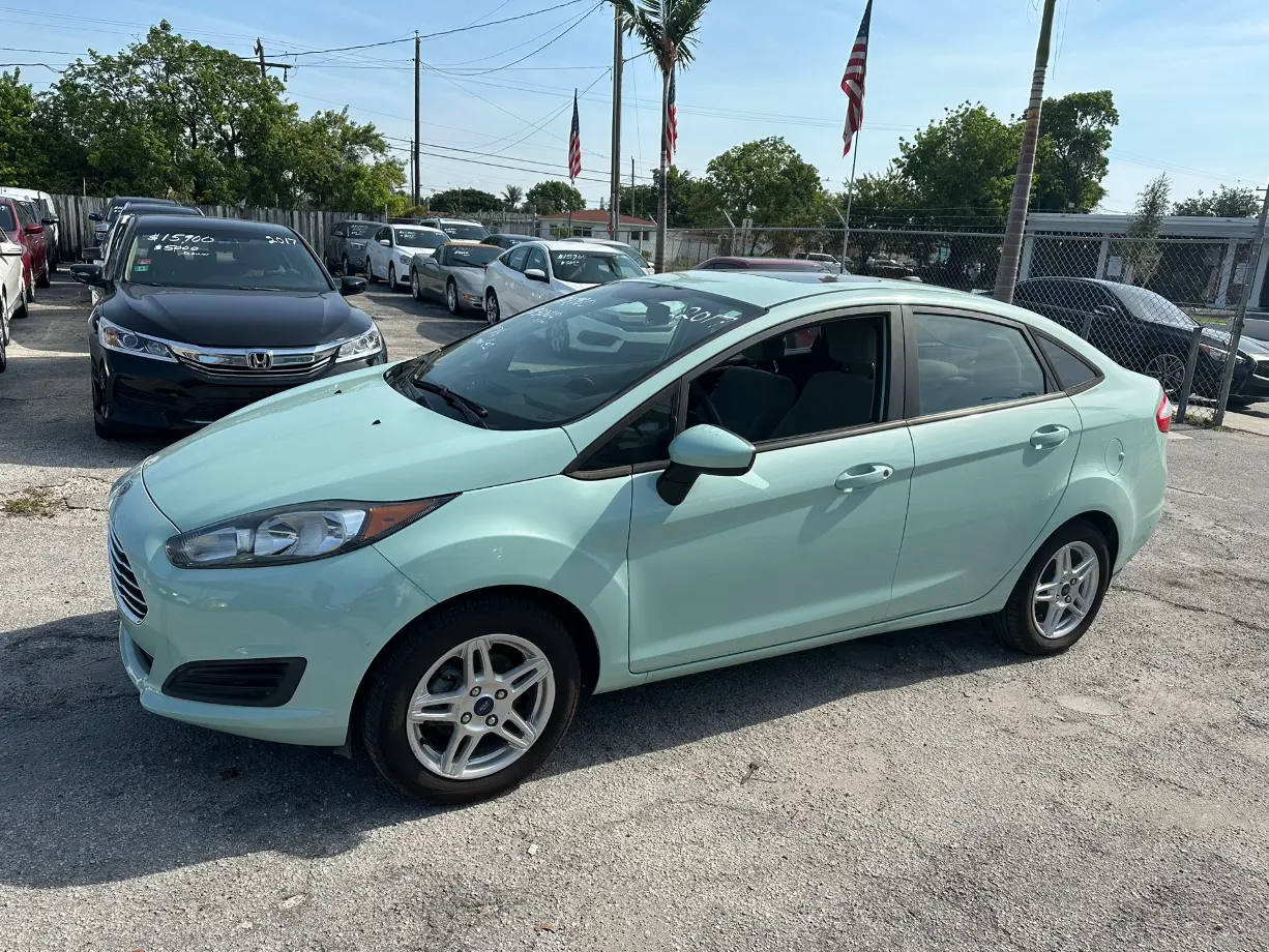 used 2017 Ford Fiesta - front view 3