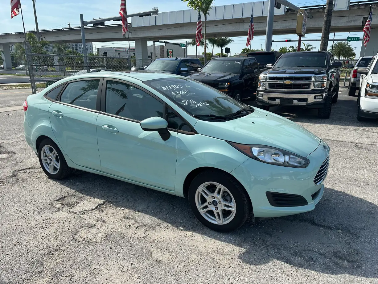 used 2017 Ford Fiesta - front view 1