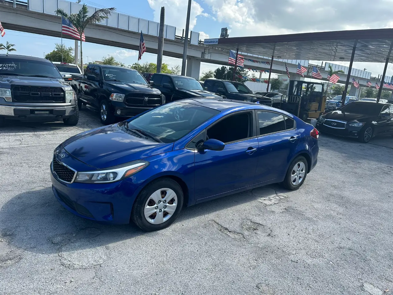 used 2017 Kia Forte - front view 3