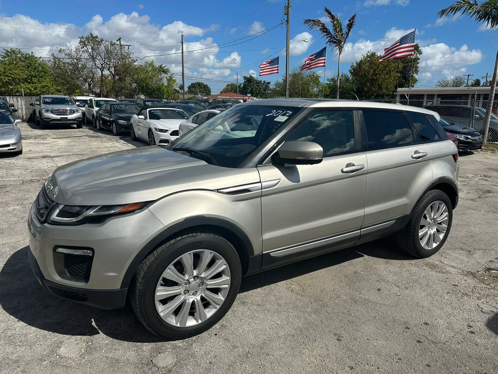 used 2017 Land Rover Range Rover Evoque - front view 3