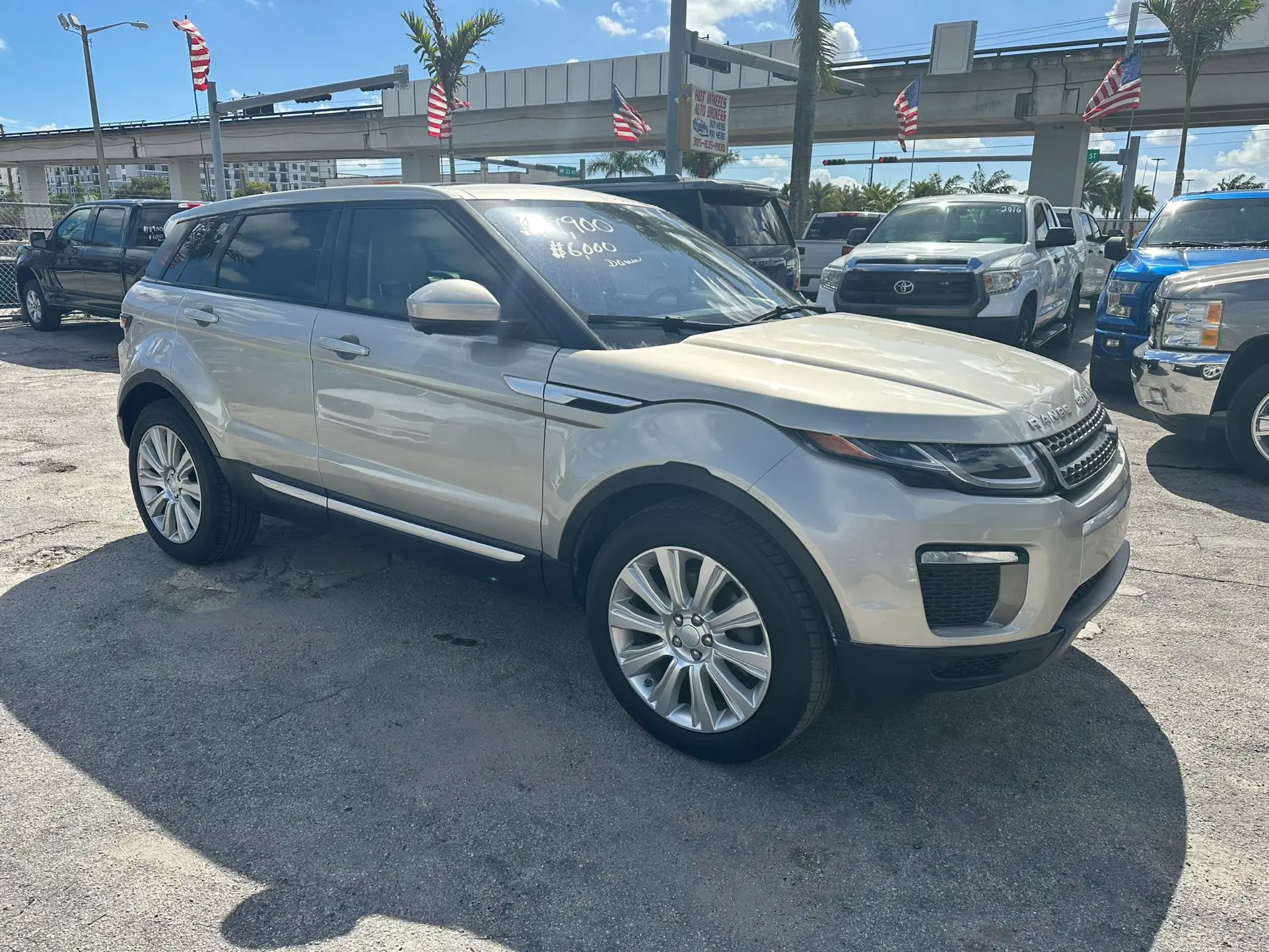 used 2017 Land Rover Range Rover Evoque - front view 1