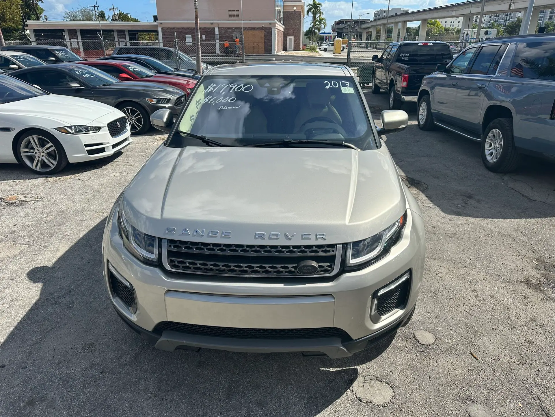 used 2017 Land Rover Range Rover Evoque - front view 2