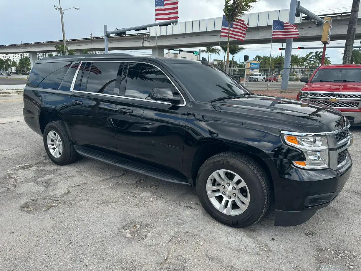 used 2018 Chevrolet Suburban - front view 1