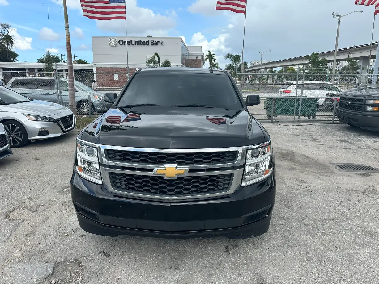 used 2018 Chevrolet Suburban - front view 2