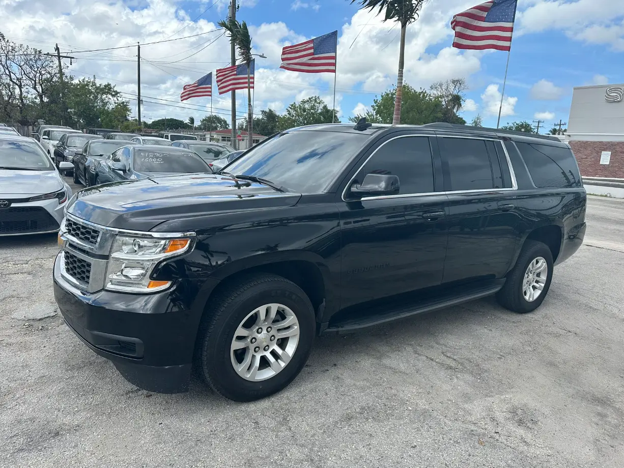 used 2018 Chevrolet Suburban - front view 3