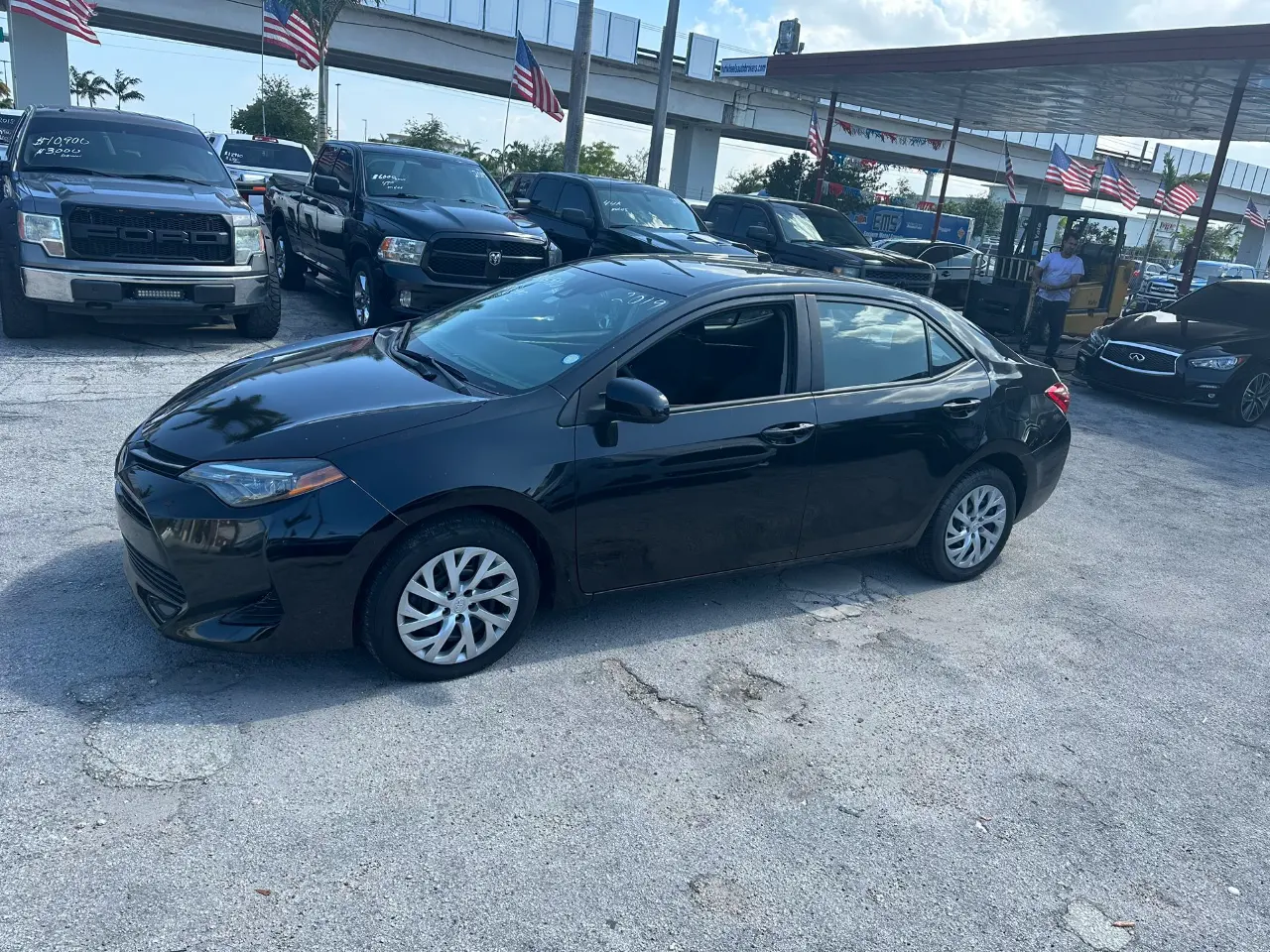 used 2019 Toyota Corolla - front view 3