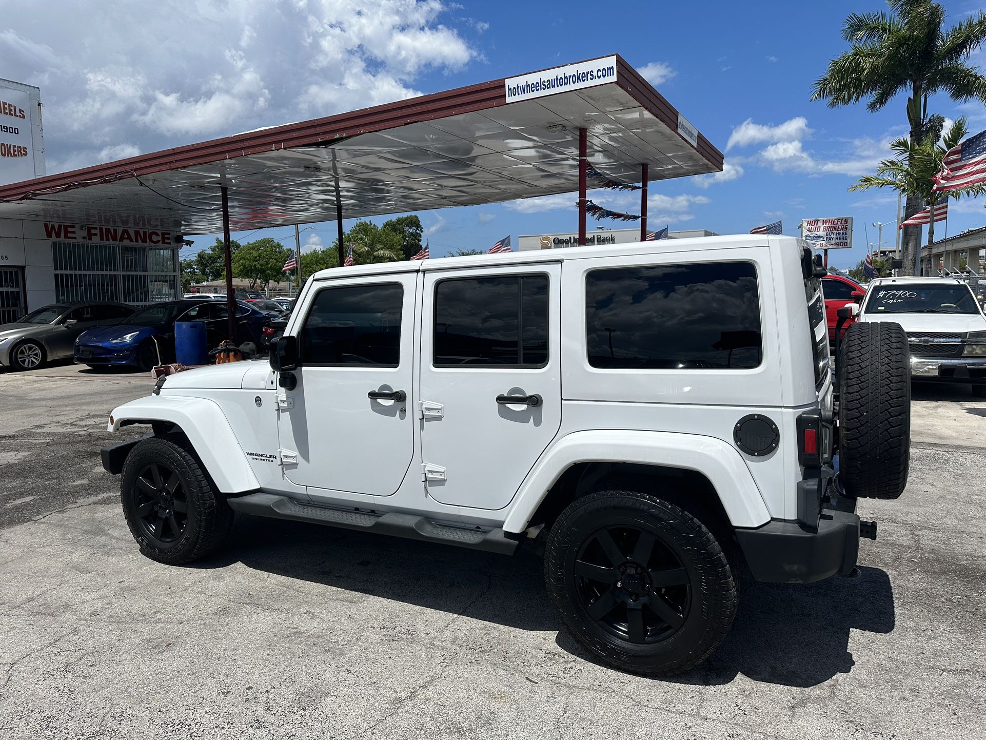 used 2014 JEEP WRANGLER - front view 3