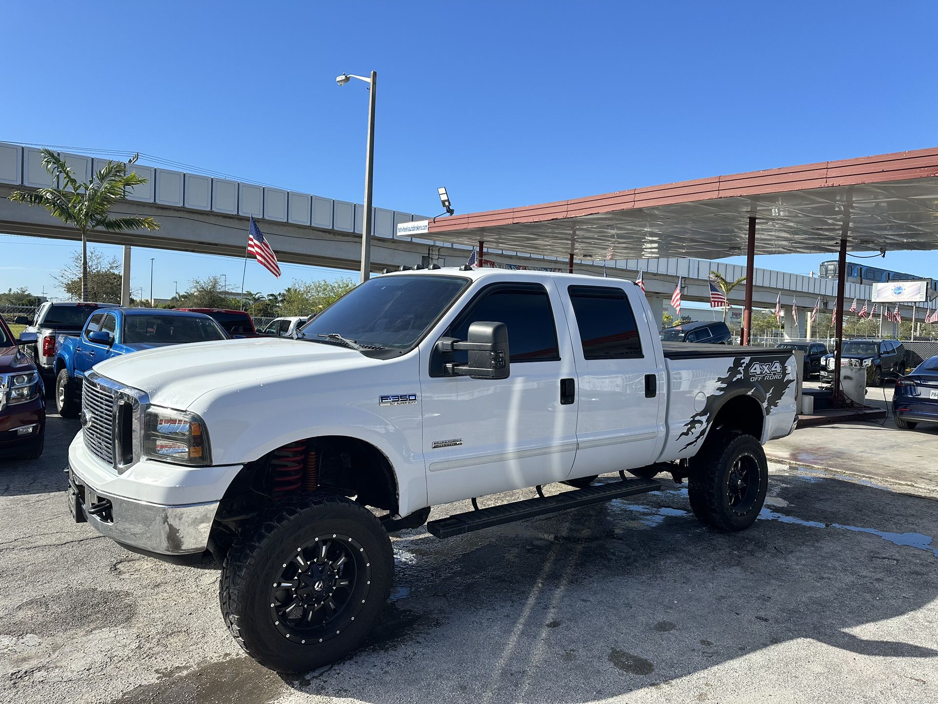 used 2006 ford F -350. Super Duty - front view 2