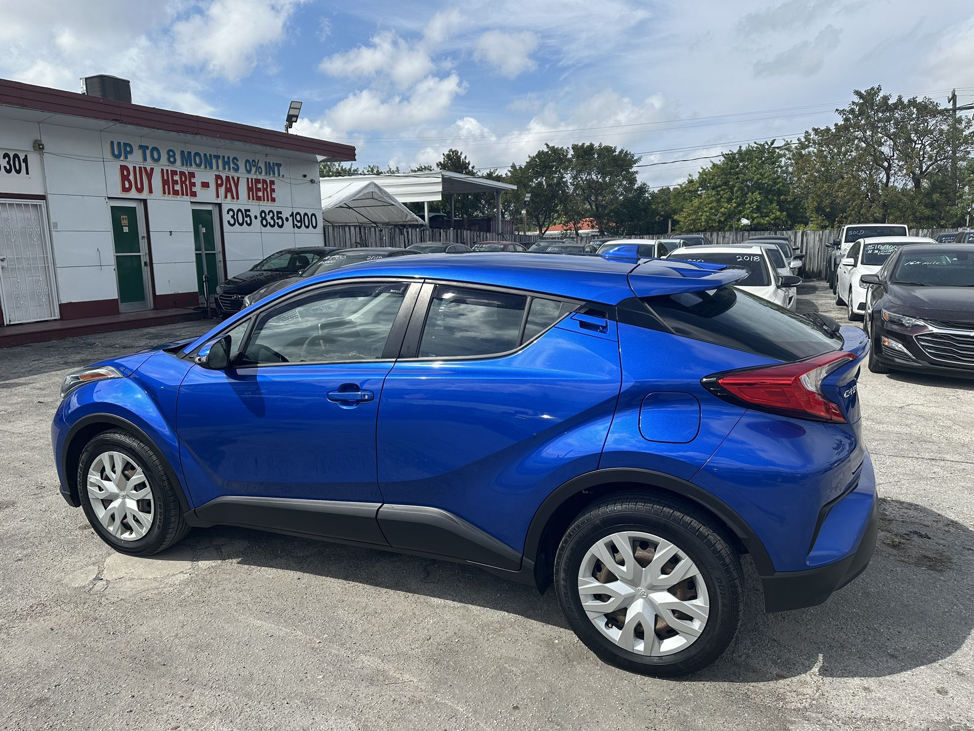 used 2020 Toyota c-hr - front view 2