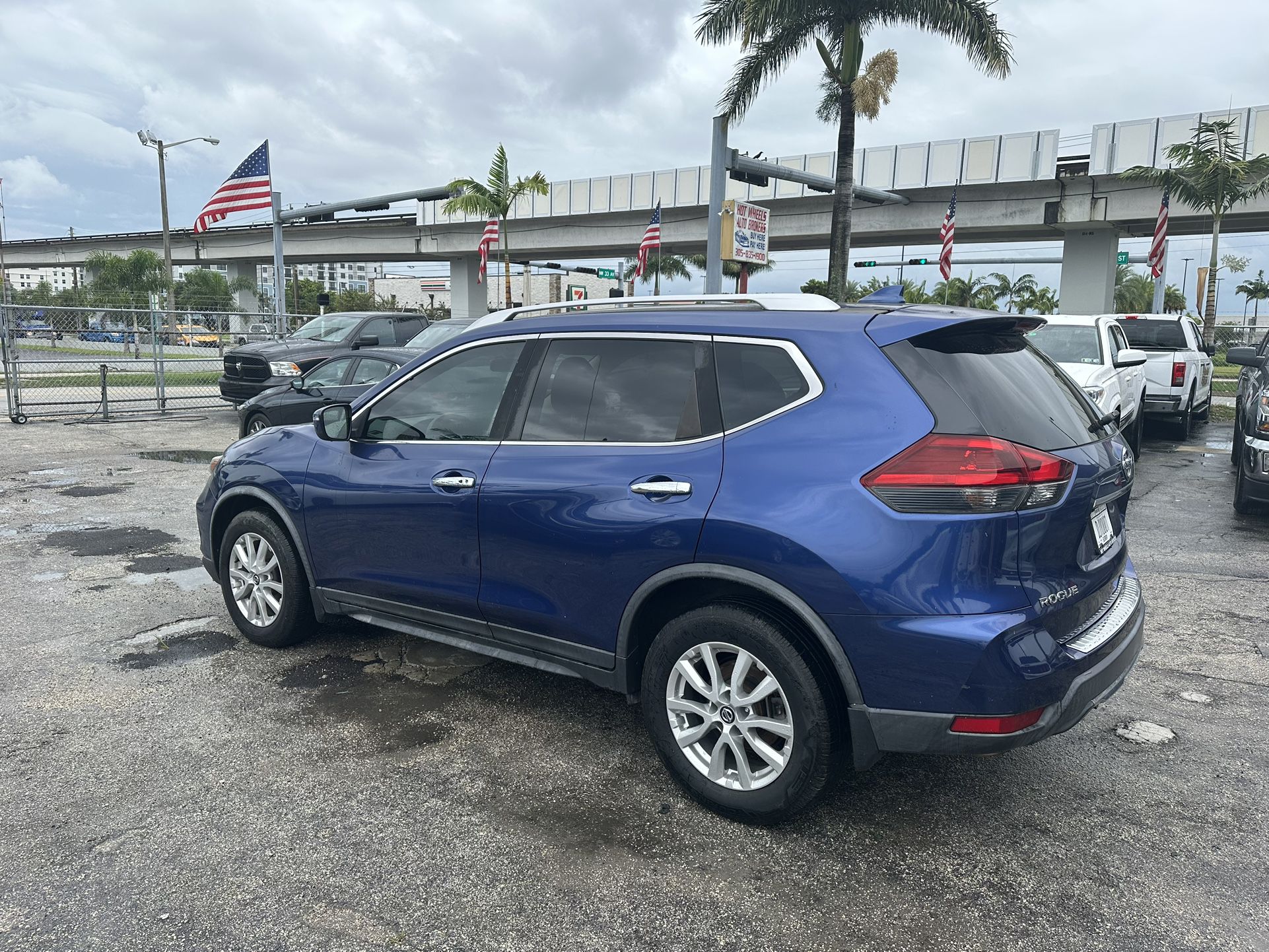 used 2018 NISSAN ROGUE - front view 3