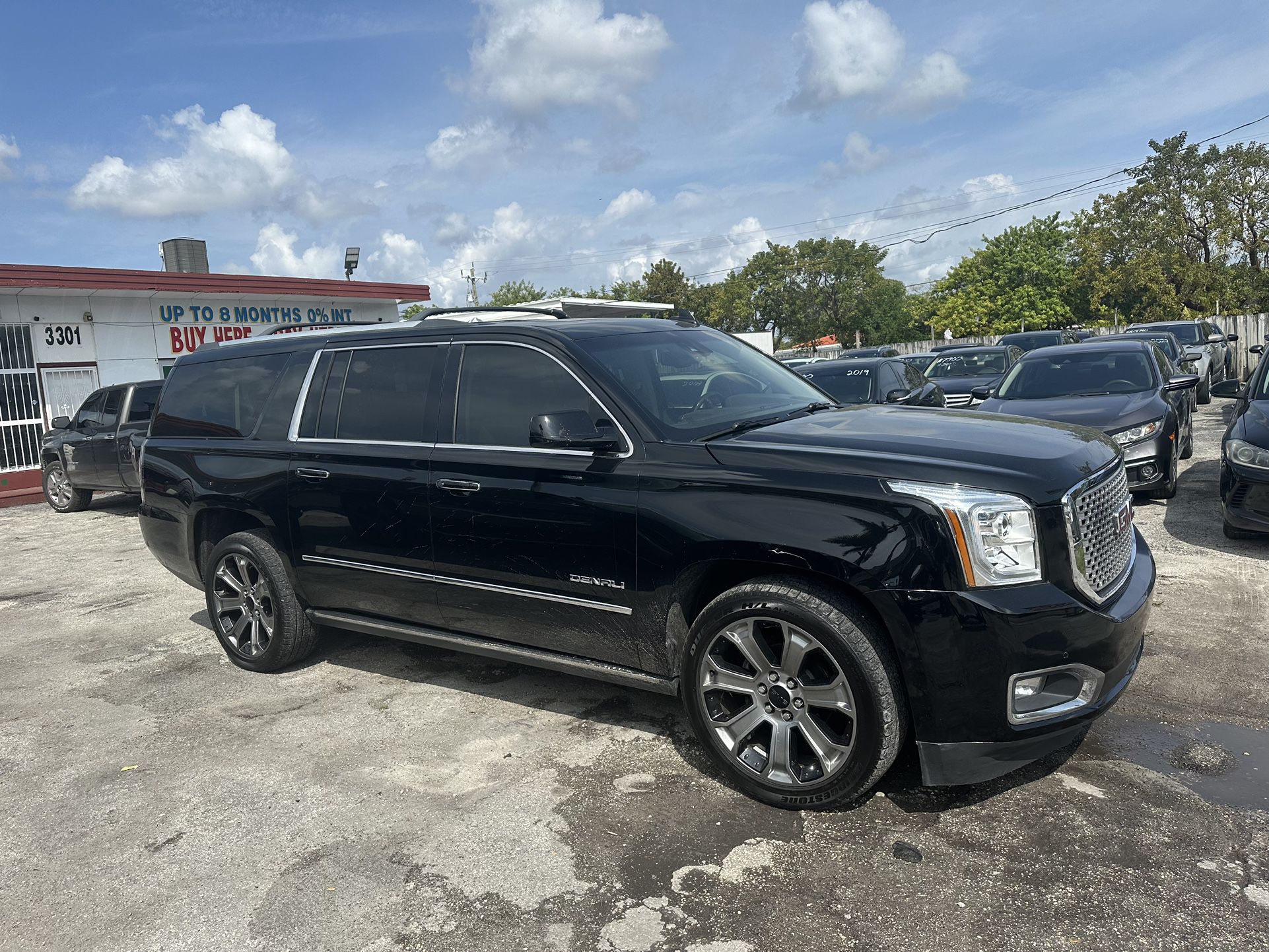 used 2017 gmc yukon denali - front view 3