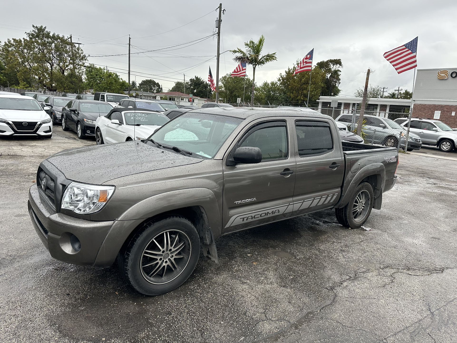 used 2011 TOYOTA TACOMA - front view 3