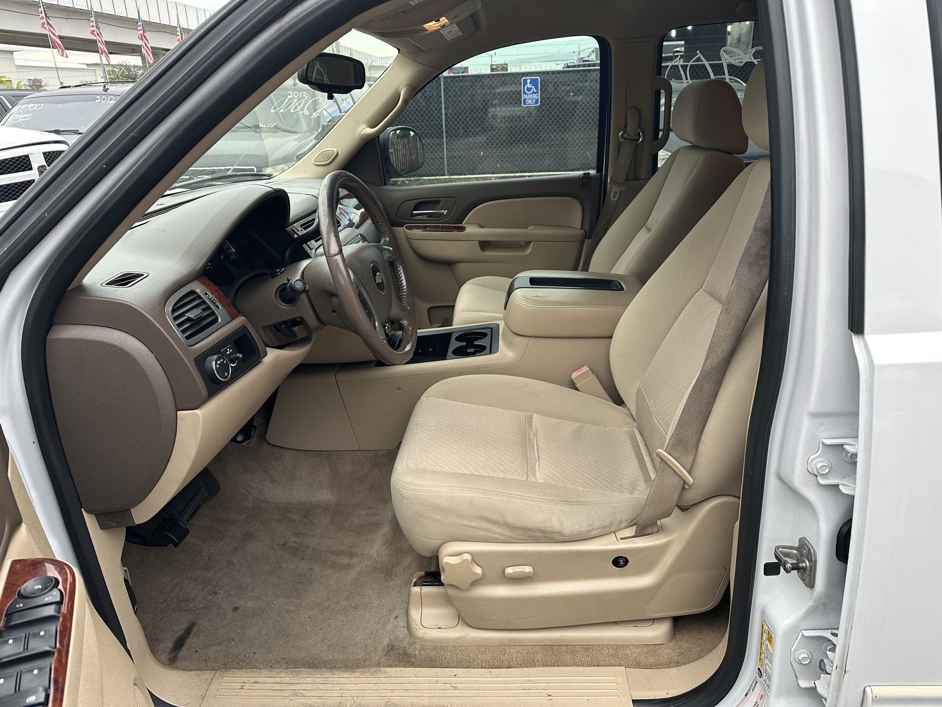 used 2011 chevy suburban white - front view 3