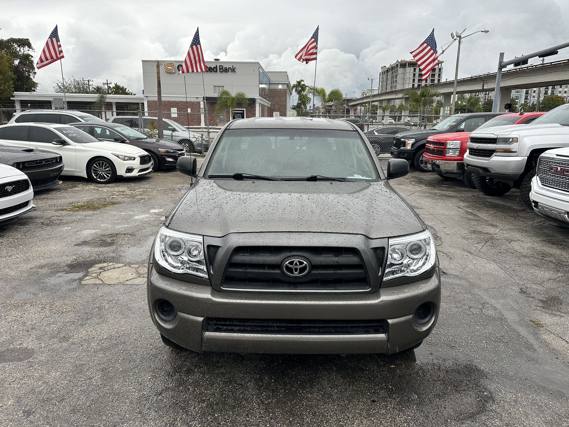 used 2011 TOYOTA TACOMA - front view 1