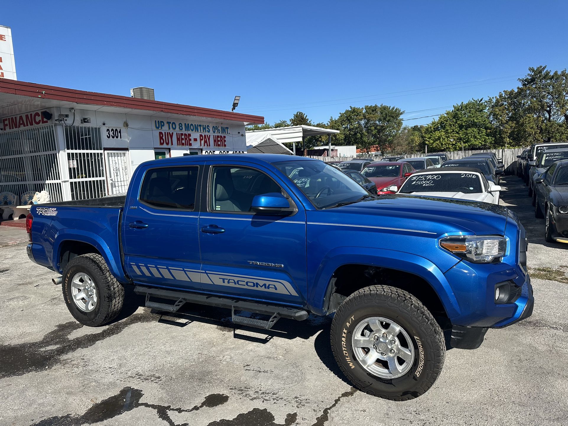 used toyota tacoma 2018 - front view 3