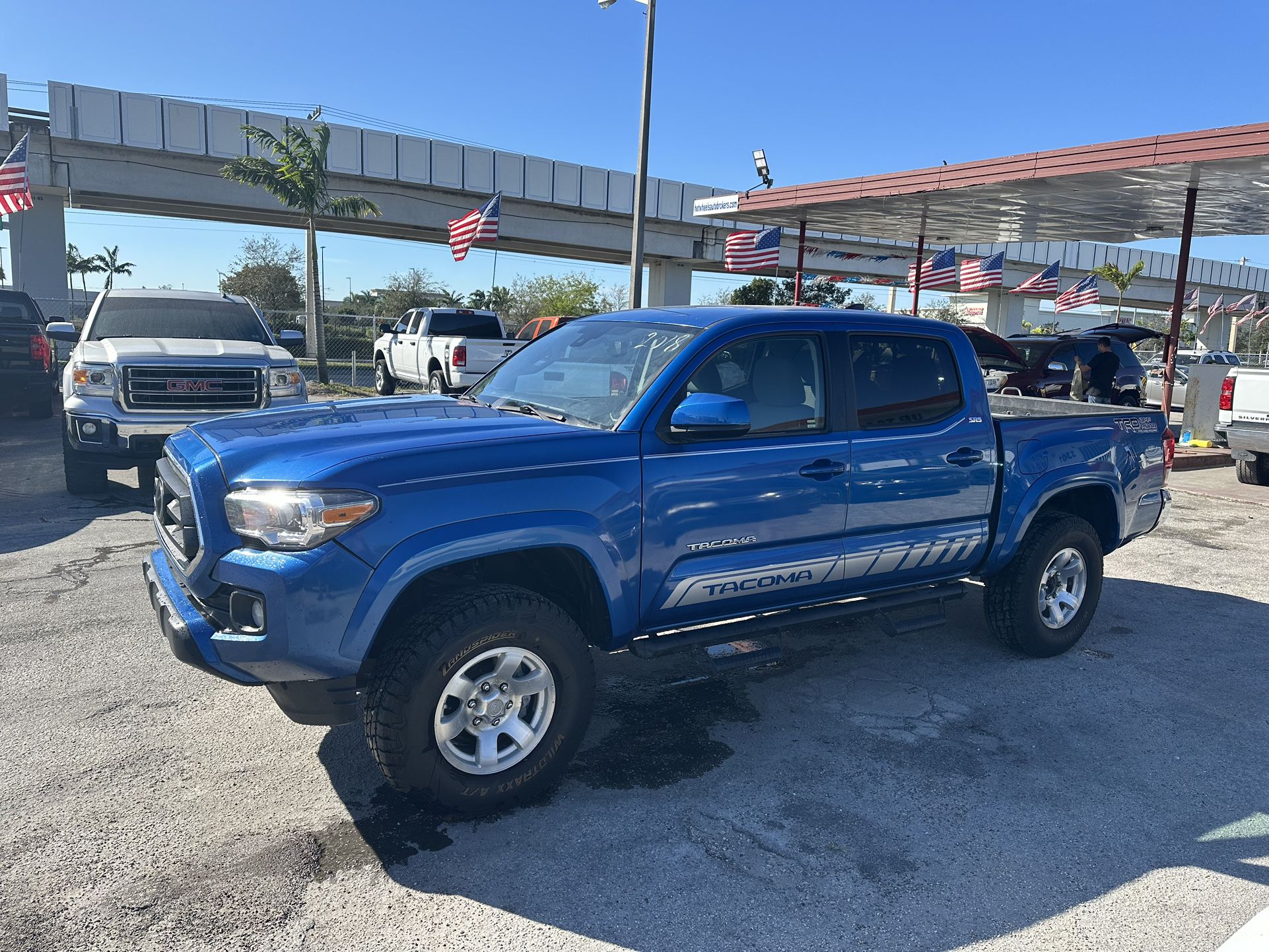 used toyota tacoma 2018 - front view 2