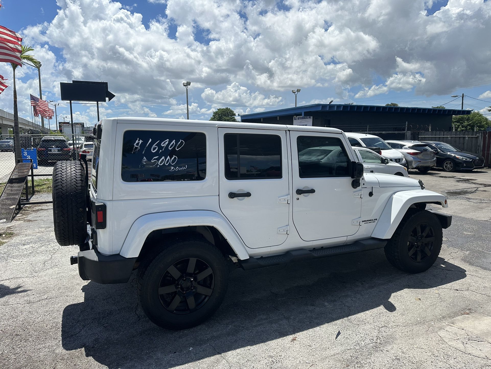 used 2014 JEEP WRANGLER - front view 2