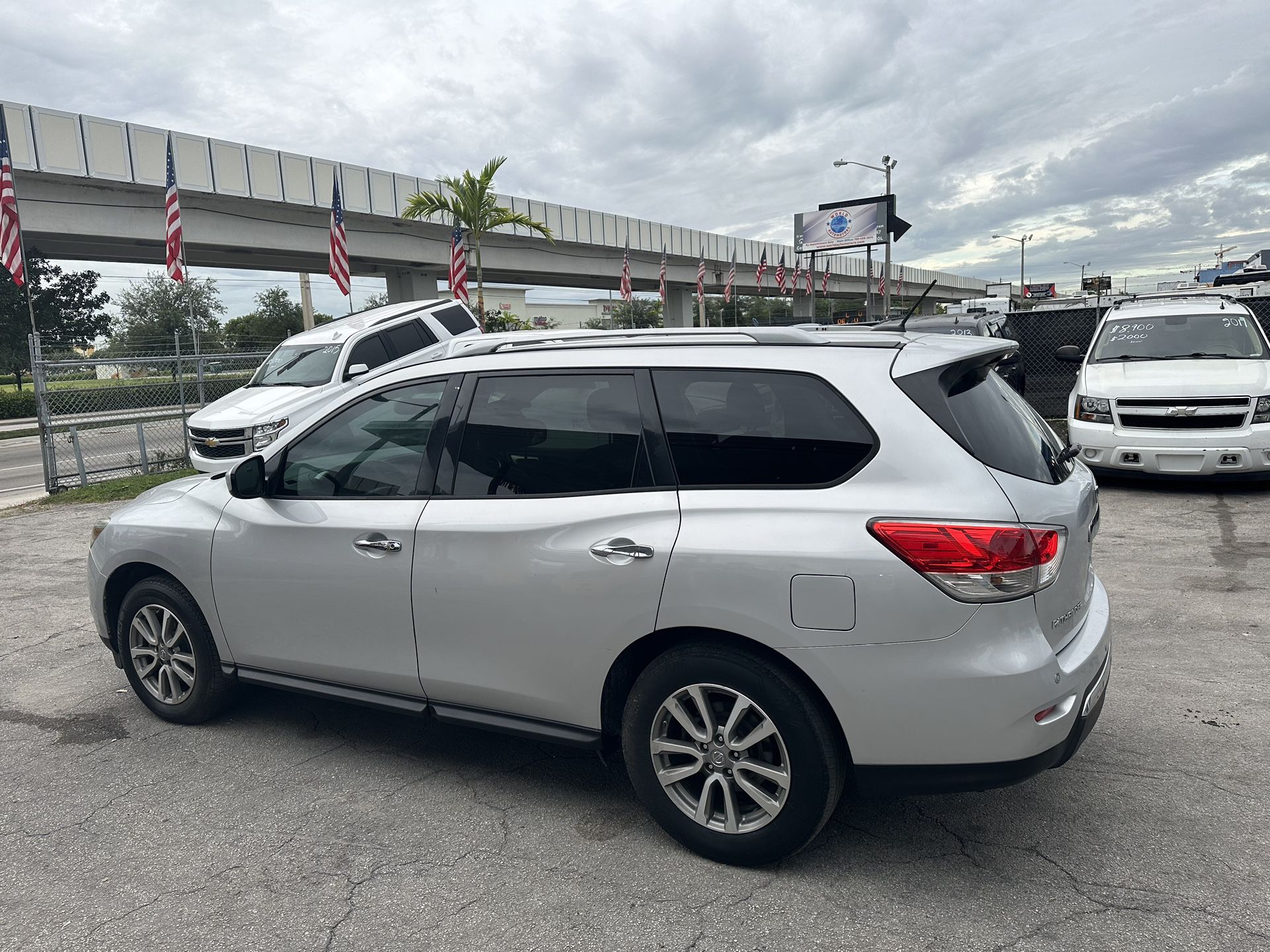 used 2015 nissan pathfinder - front view 3
