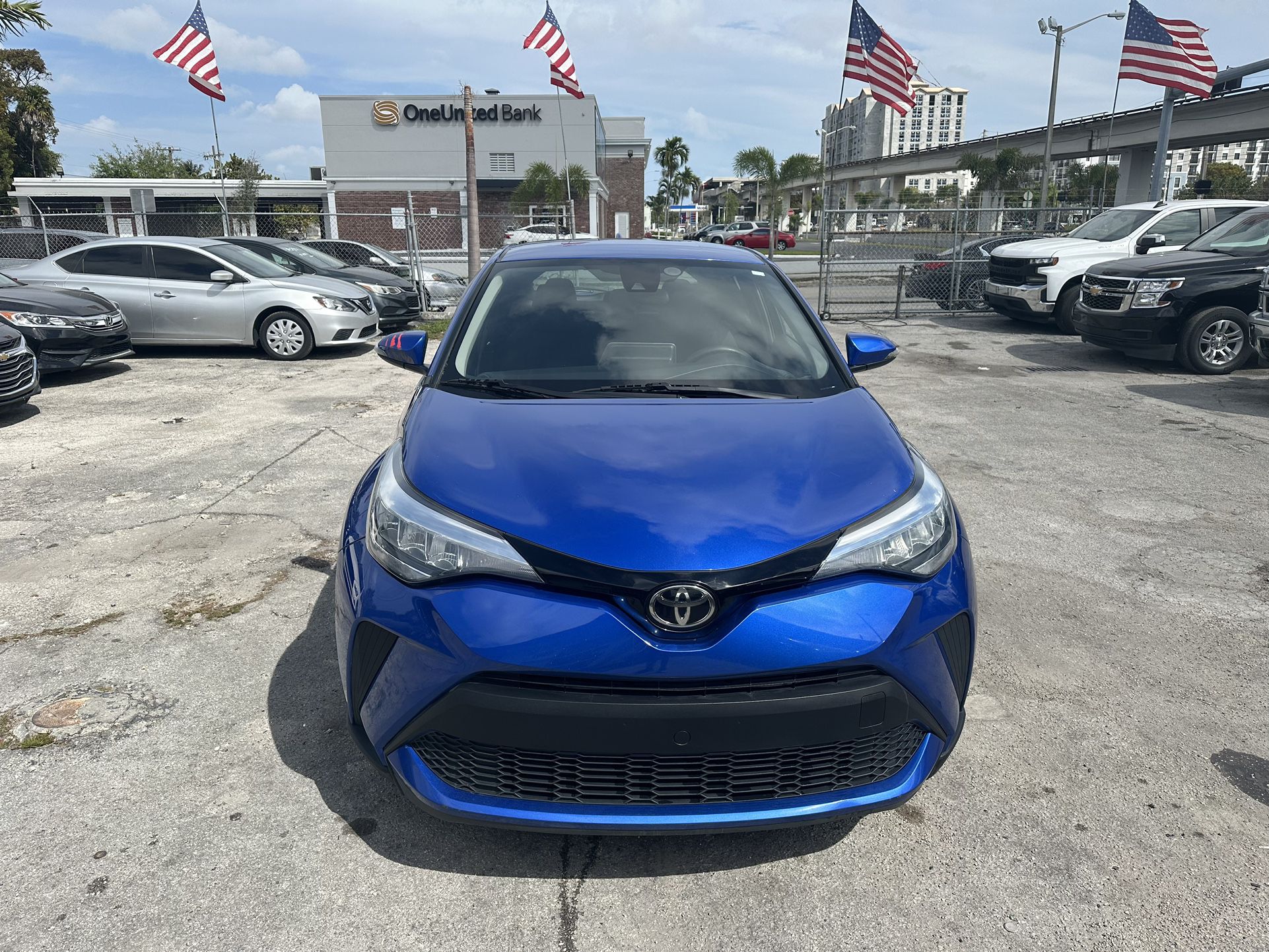 used 2020 Toyota c-hr - front view 1