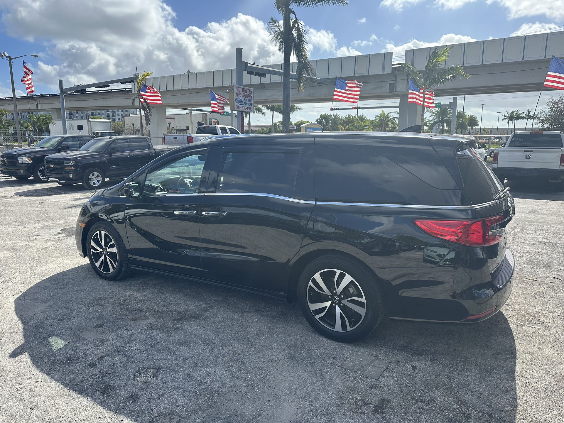 used 2018 HONDA ODOSSEY - front view 3