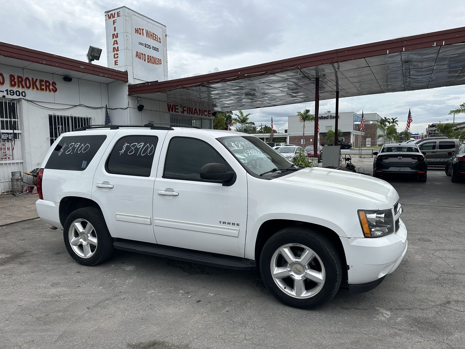 used 2011 chevy suburban white - front view 1