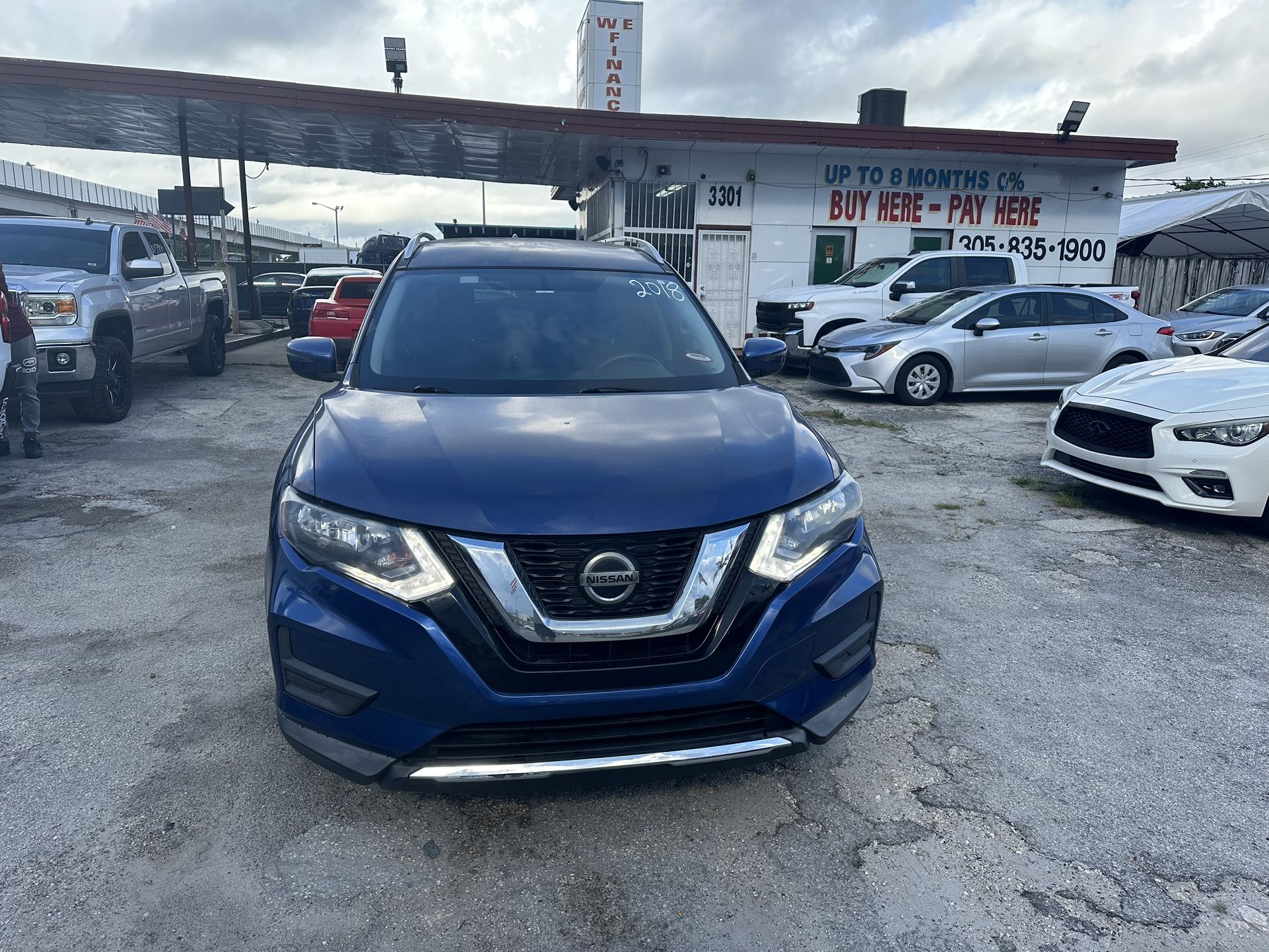 used nissan rogue 2018 - front view 3