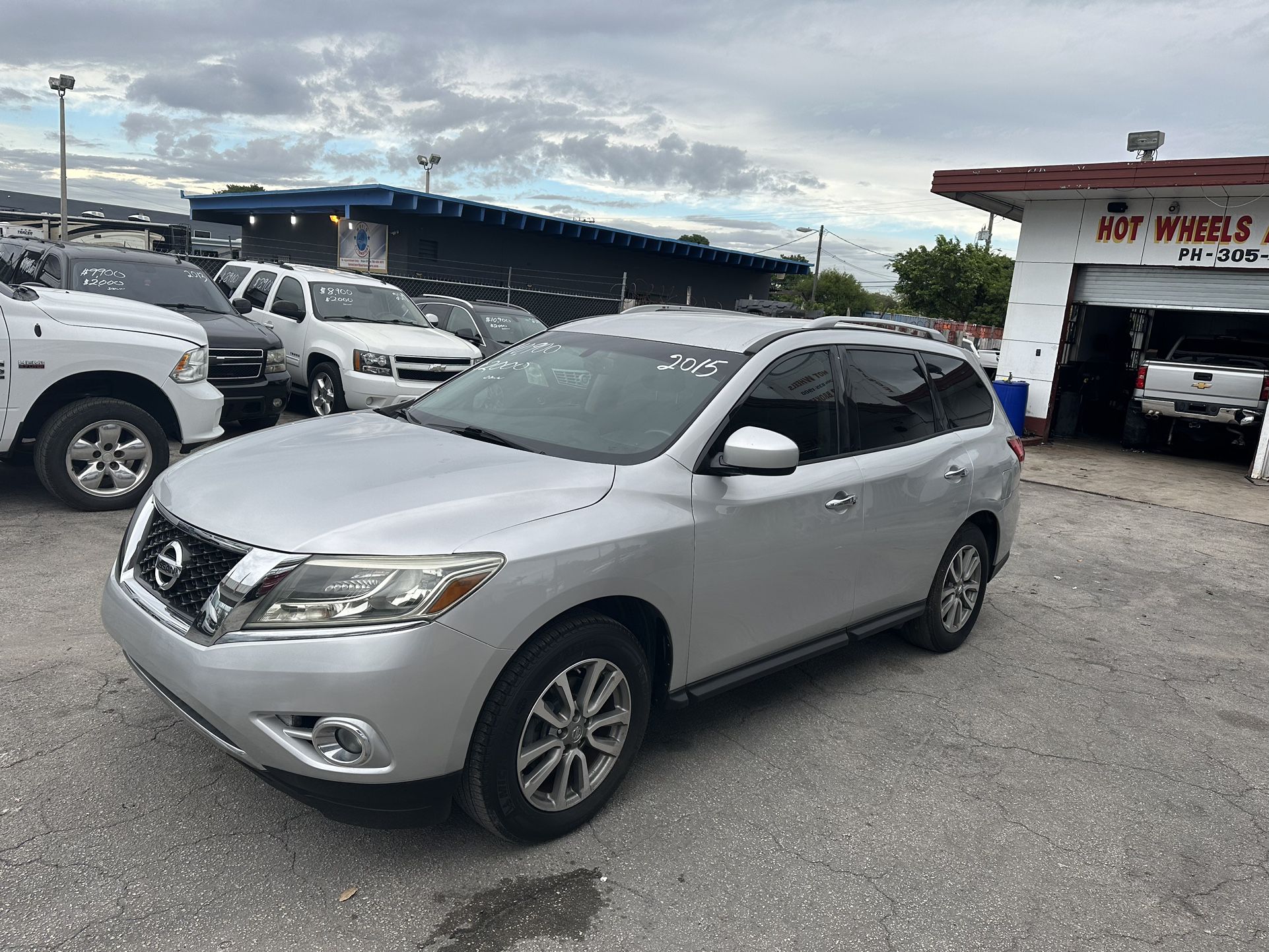 used 2015 nissan pathfinder - front view 2