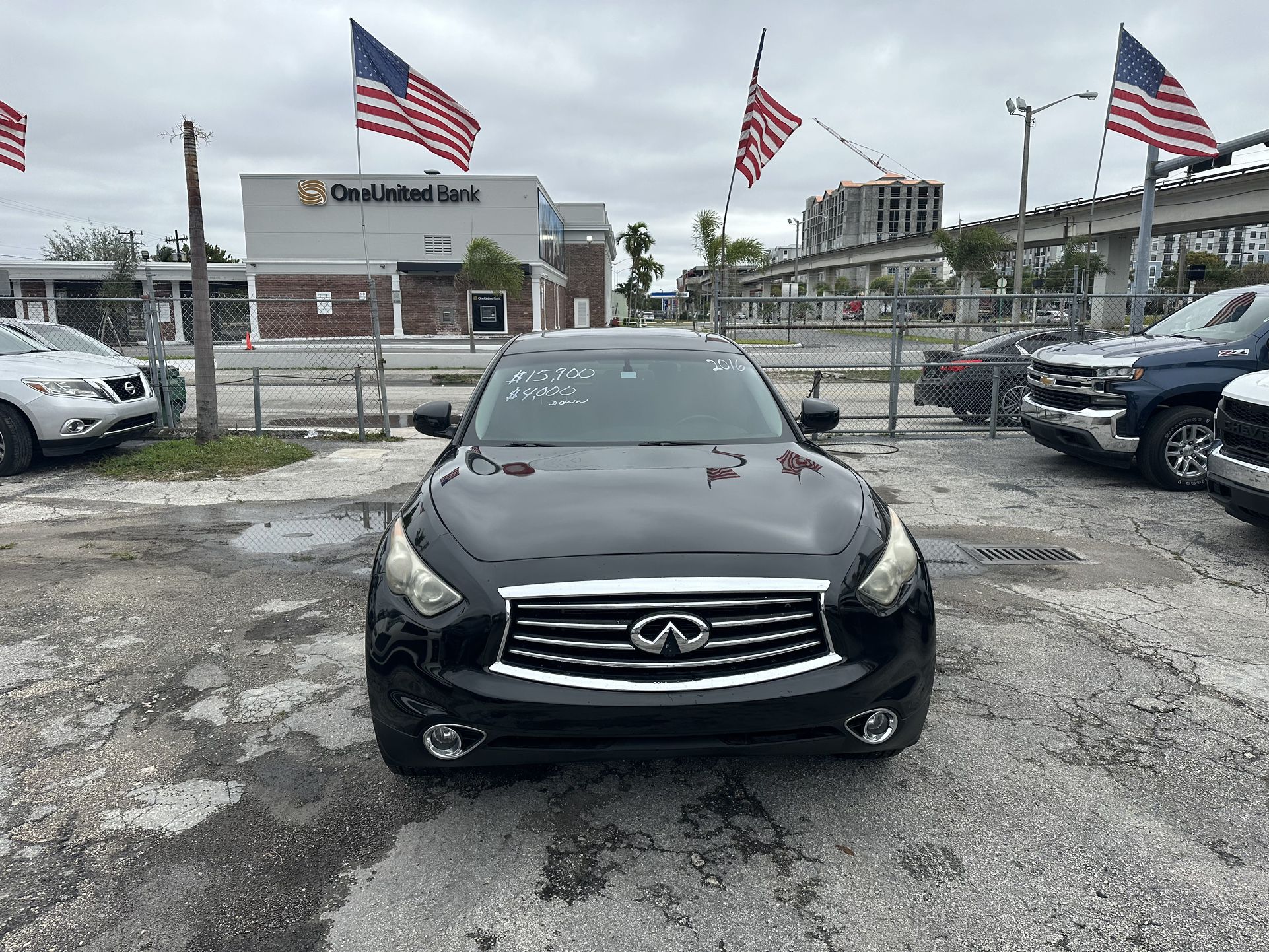 used 2016 INFINITI QX70 - front view 1