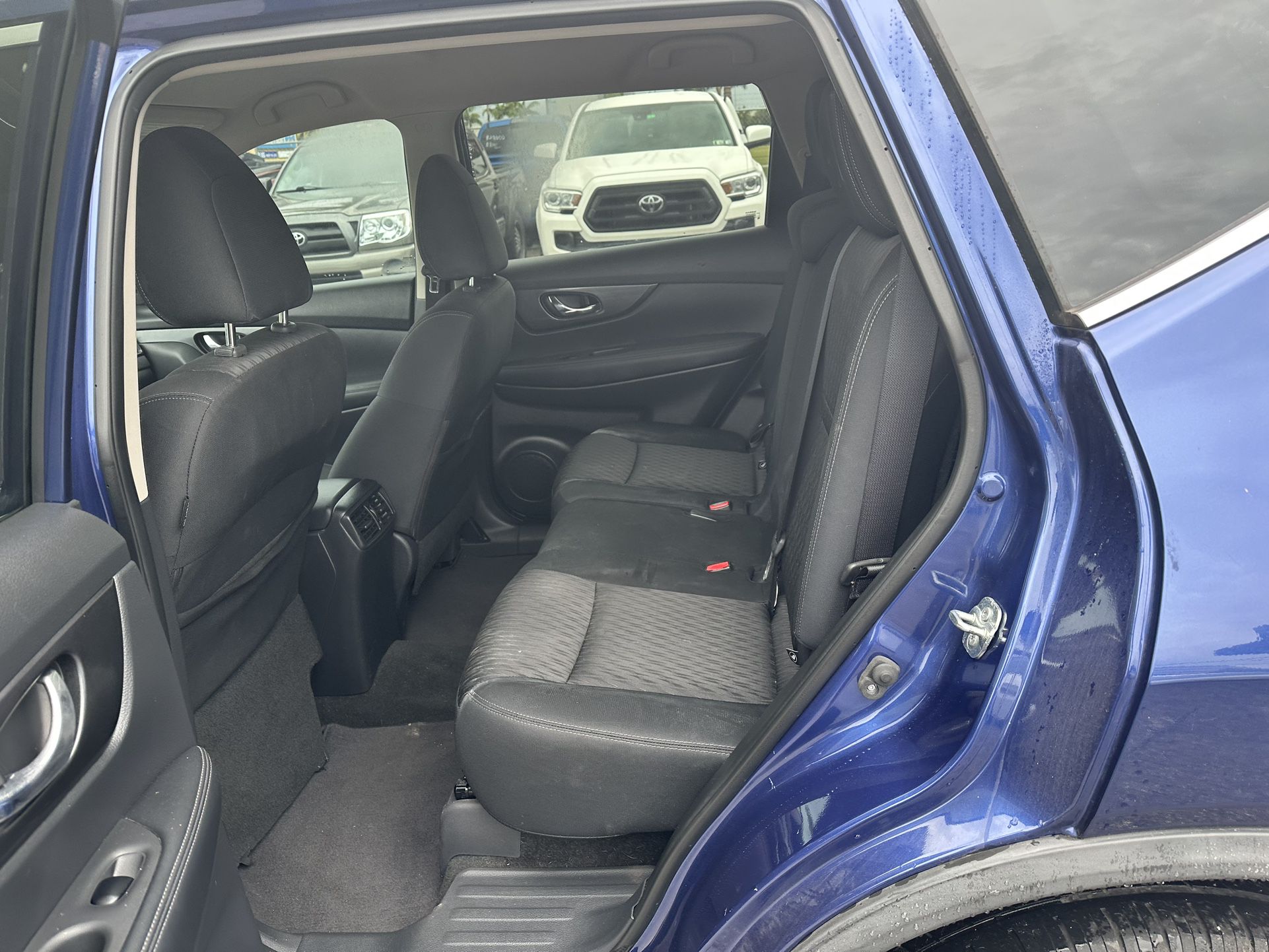 used 2018 NISSAN ROGUE - interior view 1