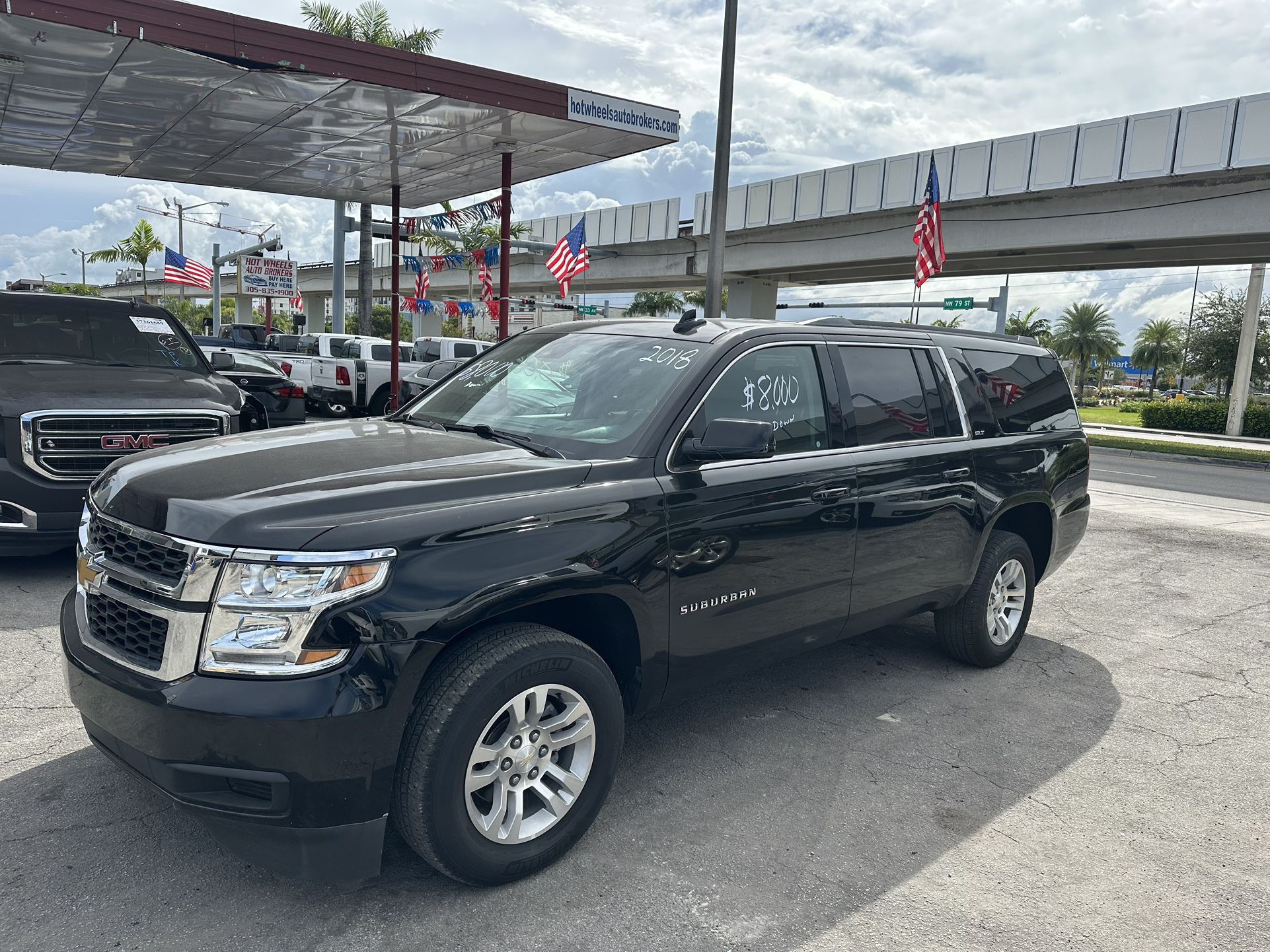 used 2018 Chevy Suburban Black - front view 2