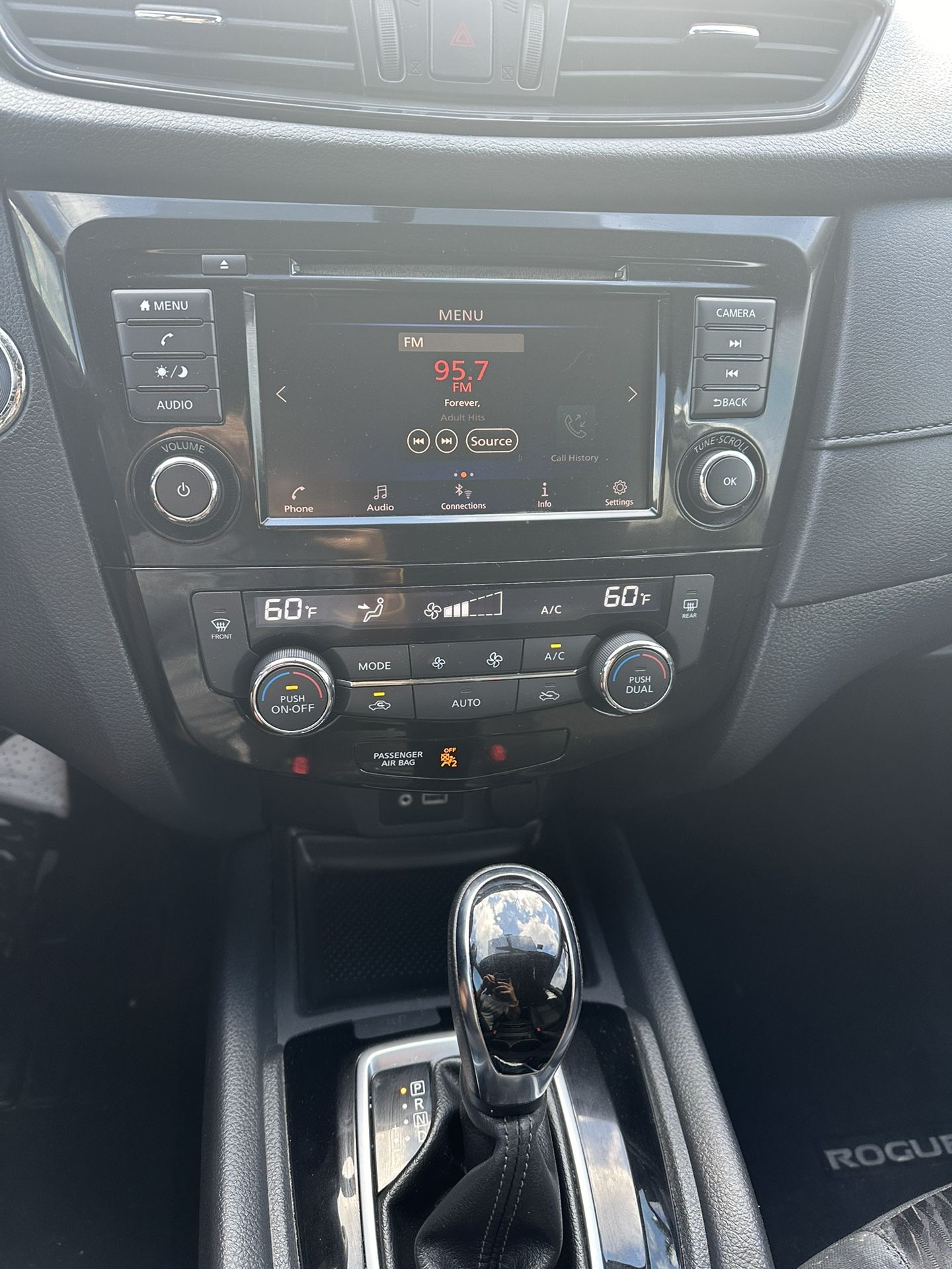 used nissan rogue 2018 - interior view 3