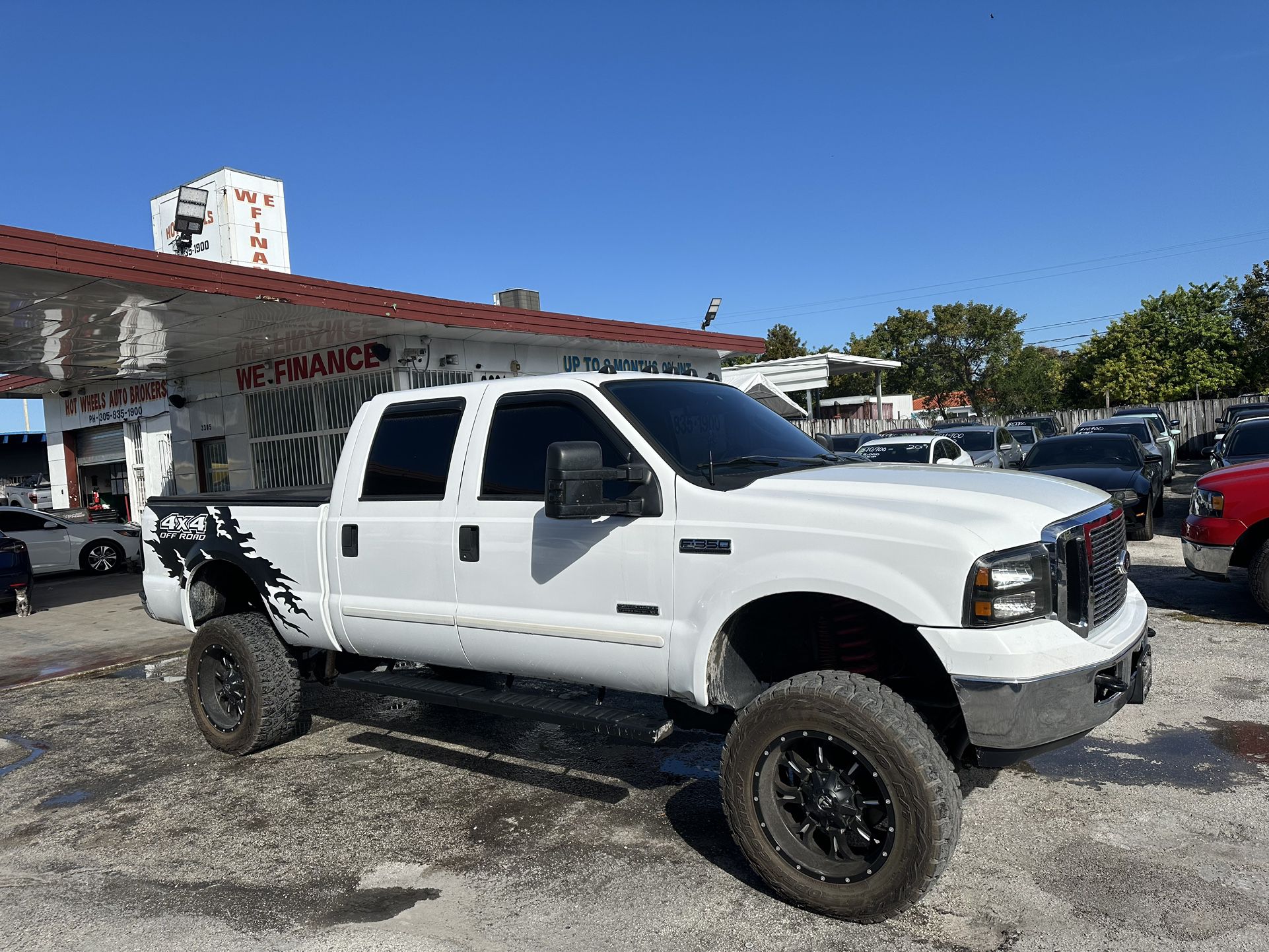 used 2006 ford F -350. Super Duty - front view 3