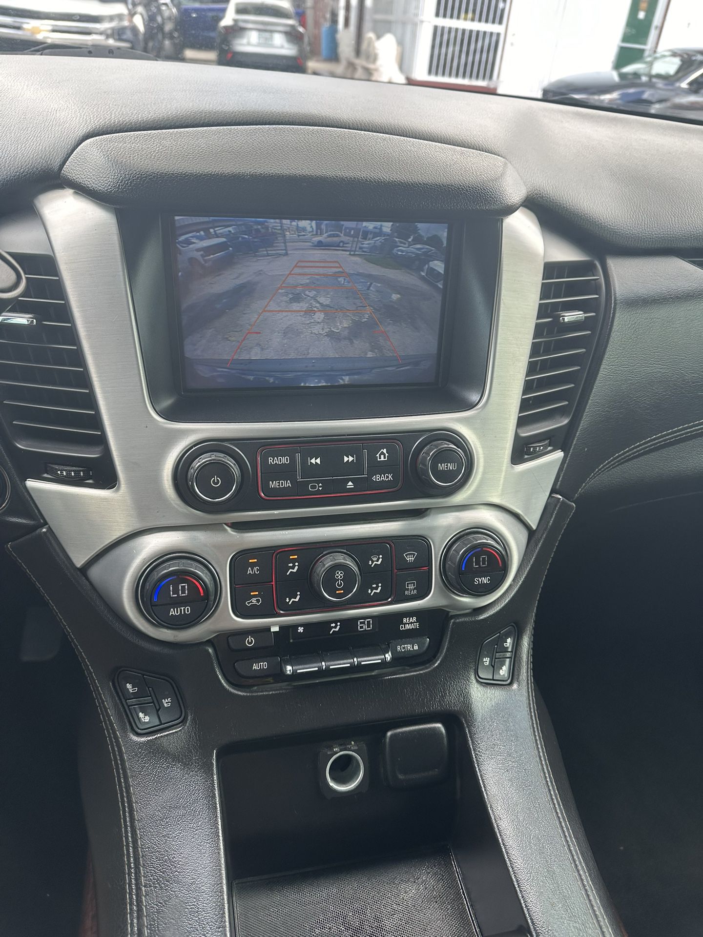 used 2016 gmc yukon - interior view 3