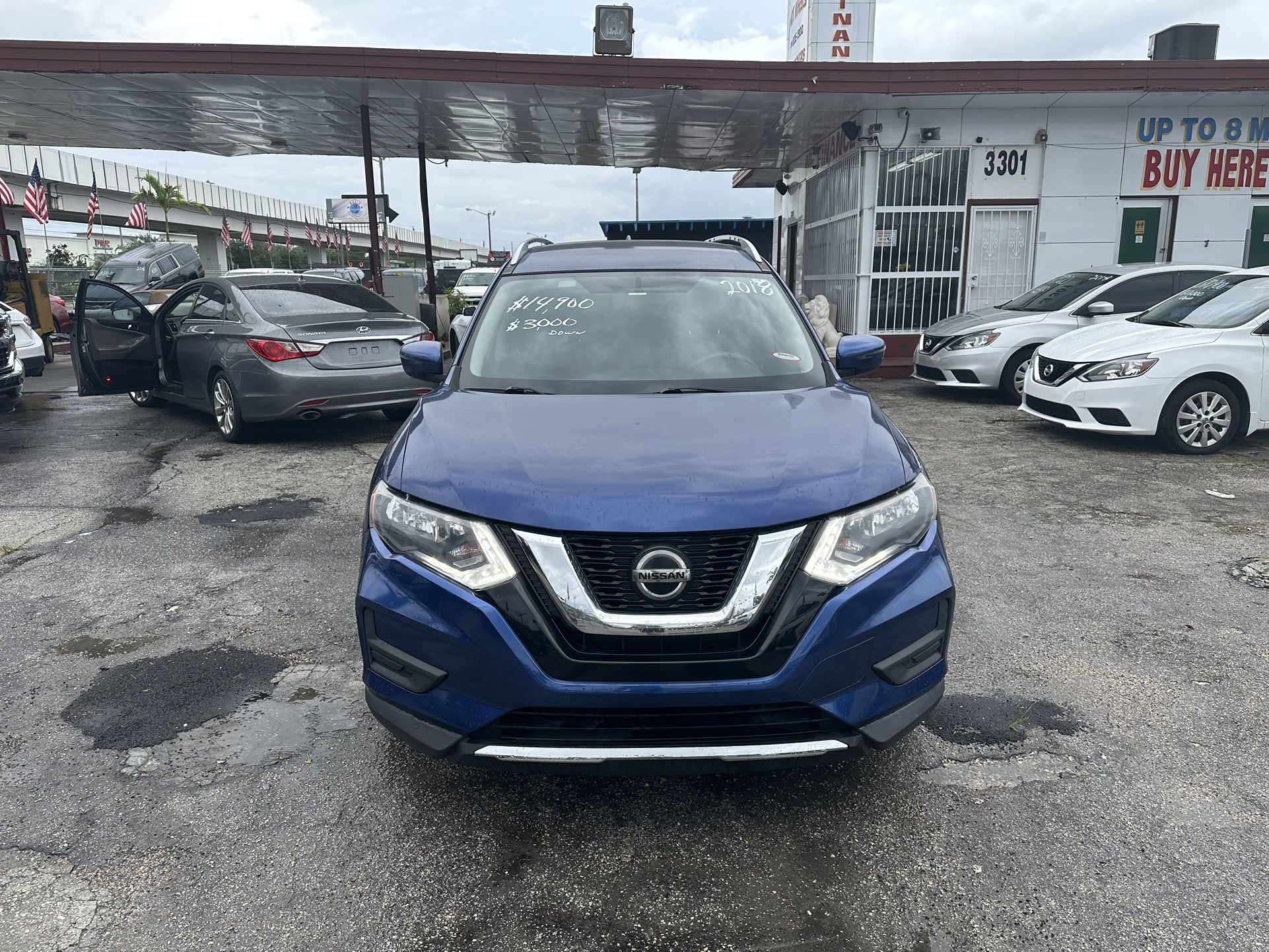 used 2018 NISSAN ROGUE - front view 2