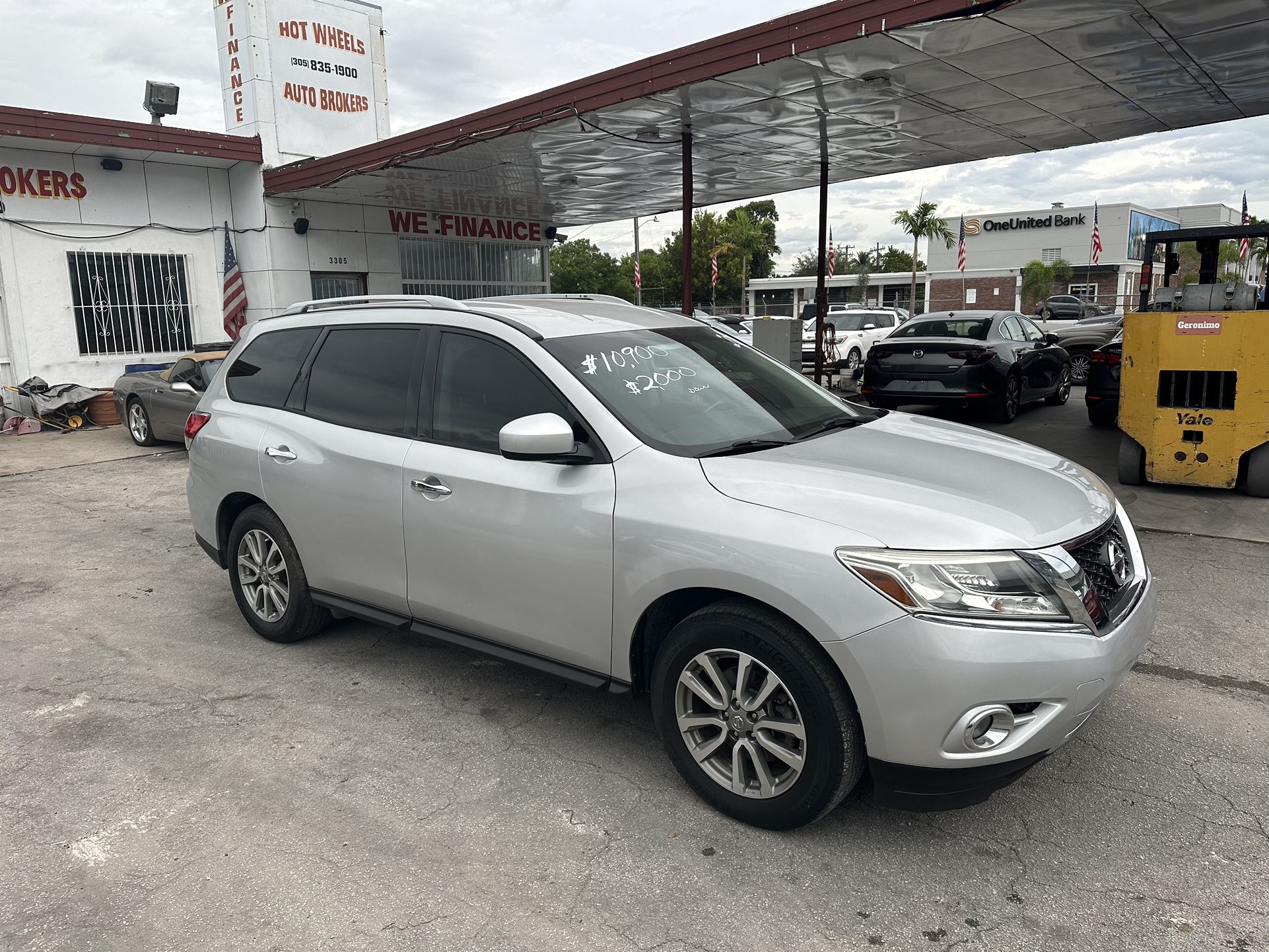 used 2015 nissan pathfinder - front view 1