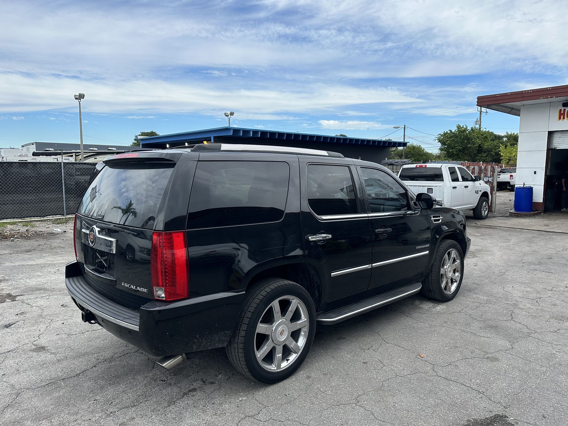 used 2012 cadillac escelade - front view 3